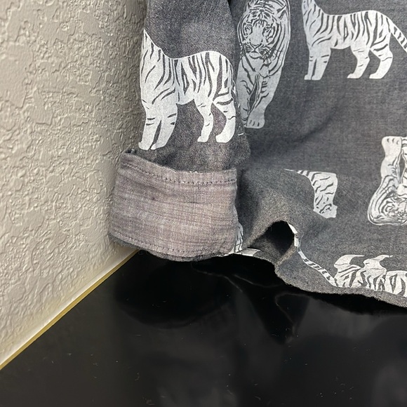 Gray and white tiger shirt size 6/7 - Picture 3 of 4